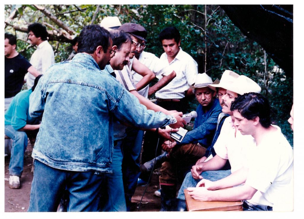 Un grupo de periodistas entrevista a Carlos Pizarro y a Rafael Pardo durante los primeros diálogos en el Tolima. Foto: Suministrada por Carlos Eduardo Jaramillo a Q’hubo Ibagué