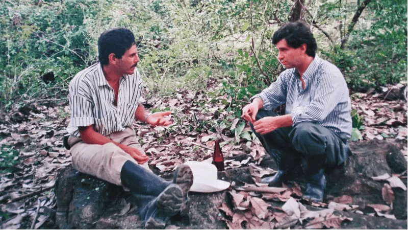 Carlos Pizarro y Rafael Pardo mojando la palabra con cerveza mientras dialogan en las montañas de Ortega. Foto: Suministrada por Carlos Eduardo Jaramillo a Q’hubo Ibagué