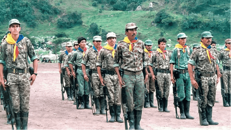 Miembros del M-19 bajaron por la vereda Gamboa de Ibagué y viajaron rumbo a la dejación de armas en el Cauca. Foto: Suministrada por Carlos Eduardo Jaramillo a Q’hubo Ibagué