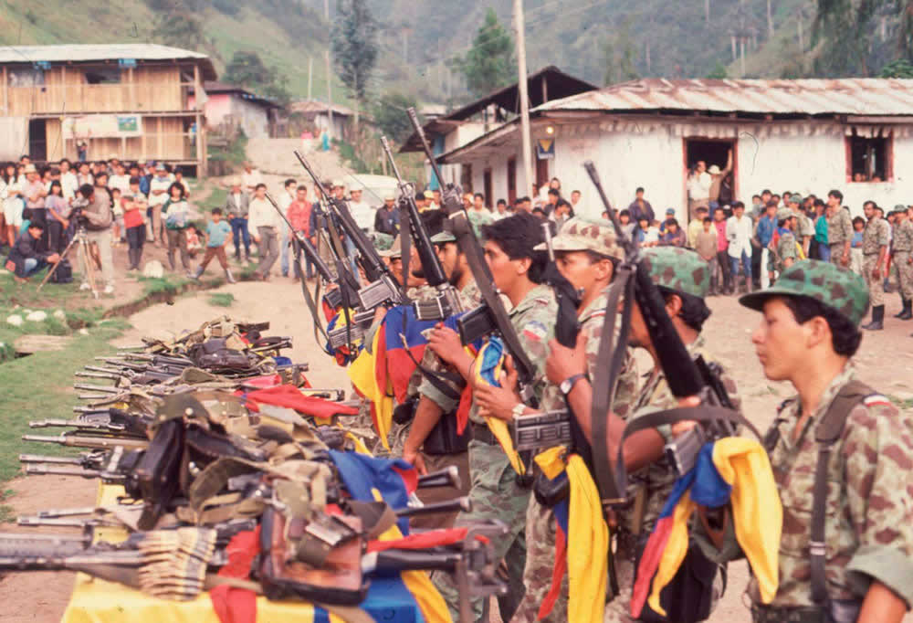 Acto de dejación de armas en el corregimiento Santo Domingo de Toribío (Cauca). Foto: Suministrada por Carlos Eduardo Jaramillo a Q’hubo Ibagué