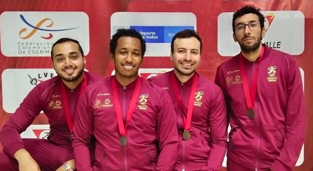 El equipo masculino de espada mayores, ganador del oro, estuvo integrado por Michael Lozano, Arthur Pinilla, Julián Santamaría y Manuel Reyes. Suministrada – Q’HUBO.