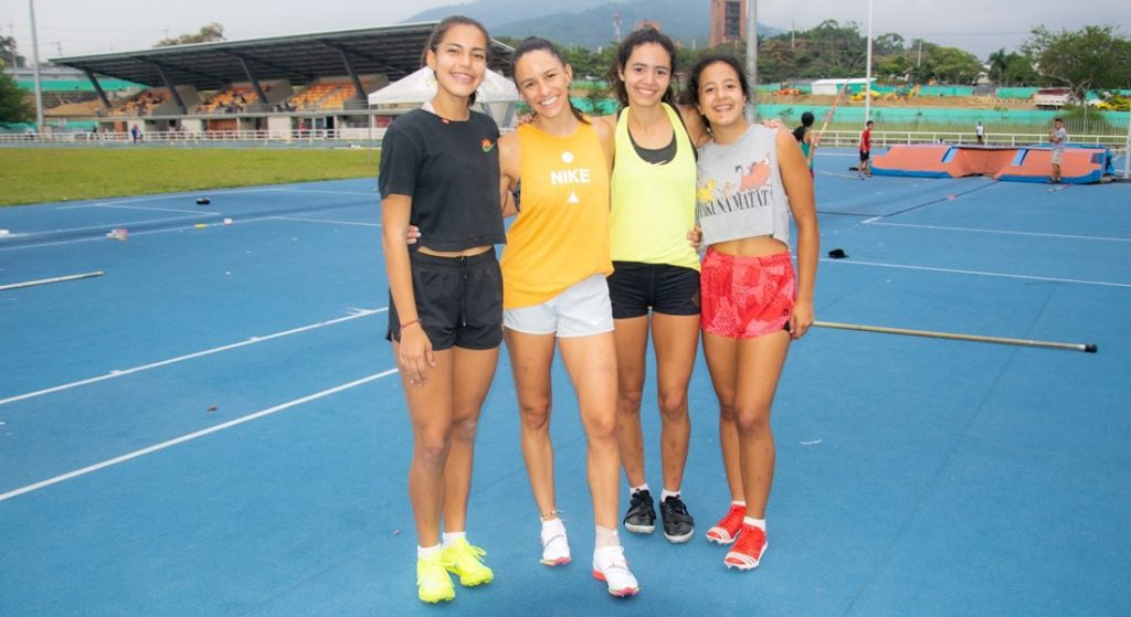 Ronal Rengifo – Q’HUBO. La entrenadora Catalina Amarilla Vargas, junto con sus pupilas Victoria Duarte (camiseta negra) y las hermanas Josefina (camiseta verde) y Florencia Bedoya.