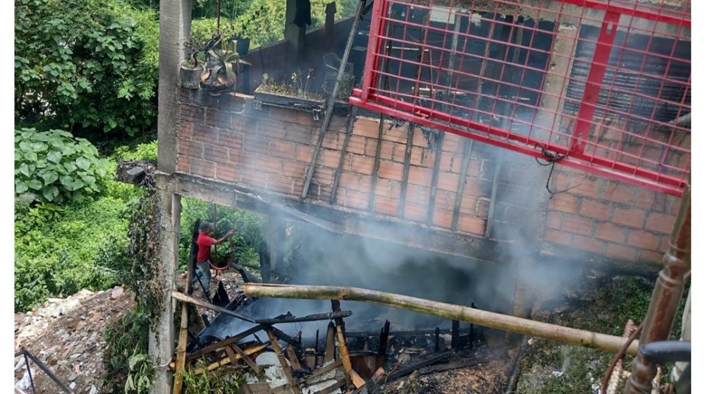 El incendio inició debajo de la vivienda. Un lugar por donde acceden habitantes de calle, muy cerca de la ribera del río Combeima. Foto: Suministrada Q’hubo.
