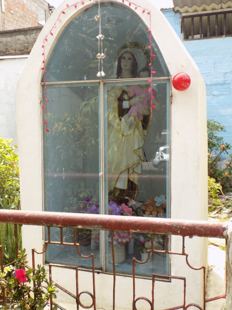 La Virgen del Carmen fue rescatada por sobrevivientes y hoy permanece en una gruta del barrio Nuevo Armero. Cortesía El Nuevo Día 