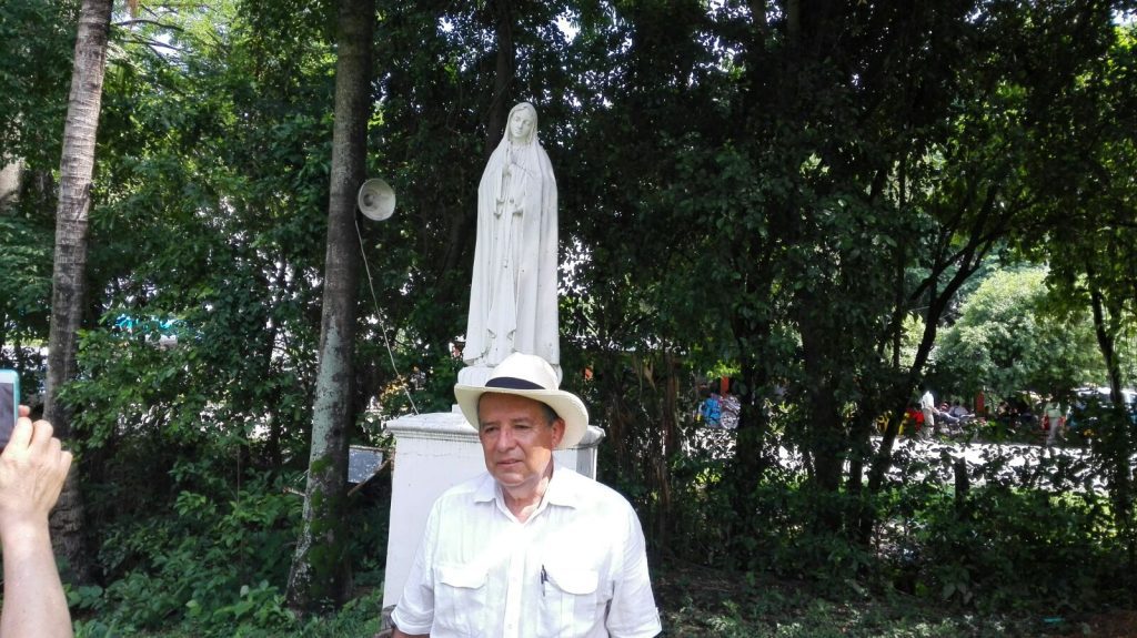 Germán Arias trabajaba en Armero en 1985. A sus espaldas se observa la Virgen de la hacienda El Puente. Cortesía El Nuevo Día