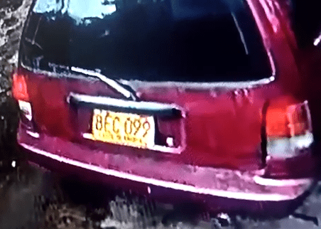 Según muestra el video, los pillos llegaron en el carro de placa BFC 099.