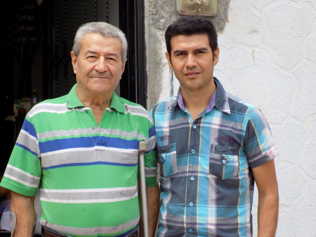 Carlos Saavedra Pabón, uno de los fundadores, junto a su hijo Fernando Saavedra, actual presidente de la JAC.