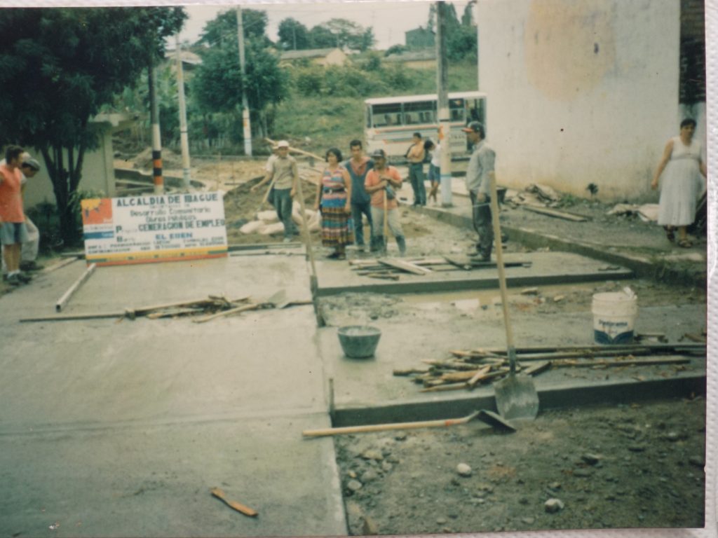 La primera pavimentación se efectuó en 1996 con recursos públicos y trabajo de la comunidad.